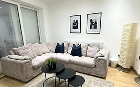 London Charm - Stylish Room In Spacious Home